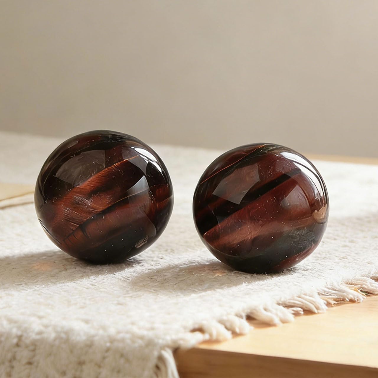 AierCrystal Natural Stone Crystal Sphere Feng Shui Home Decoration Ball Positive Energy Scrying Orb for Meditation Tool for Spiritual Space Purification Globe Diameter 4-5cm Red Tiger's Eye Sphere