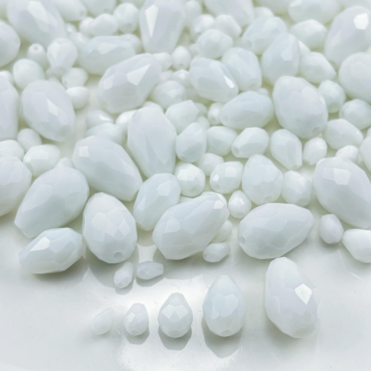 Xinhongo 340pcs Teardrop Crystal Glass Beads 3x5mm 4x6mm 6x8mm 8x12mm 10x15mm Vertical Hole Faceted Glass Spacer Beads for Necklace Bracelet Earrings DIY Jewelry Crafts(White)
