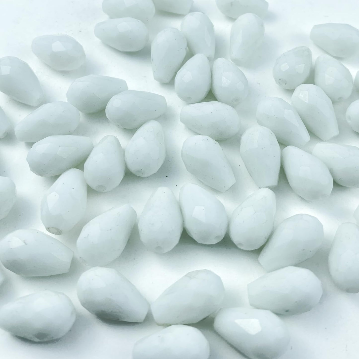 Honkoolly 130pcs 6x8mm Teardrop Crystal Glass Beads Vertical Hole Faceted Glass Teardrop Spacer Beads for Bracelets Necklace Earring DIY Jewelry Making Craft(White)