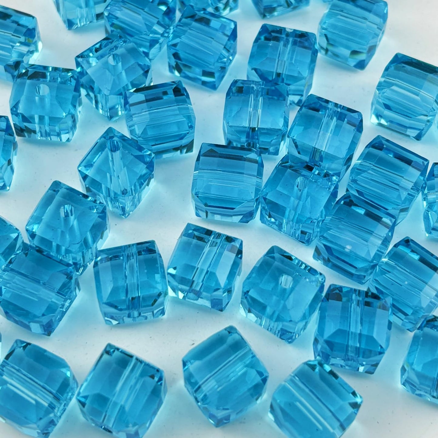 YUEXIGO 100pcs 8mm Cube Crystal Glass Beads for Jewelry Making Faceted Square Crystal Glass Bead Spacer Beads Loose Beads for Bracelet Earring Necklace DIY Craft(Lake Blue)