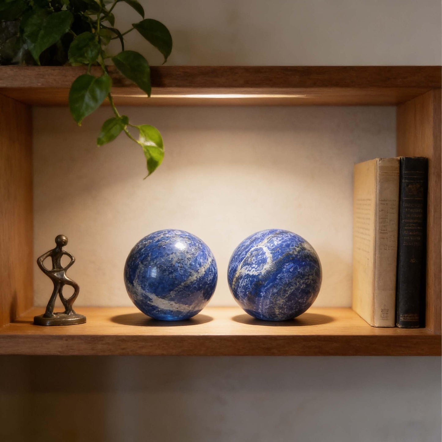 AierCrystal Natural Stone Crystal Sphere Feng Shui Home Decoration Ball Positive Energy Scrying Orb for Meditation Tool for Spiritual Space Purification Globe Diameter 4-5cm Lapis Lazuli Sphere