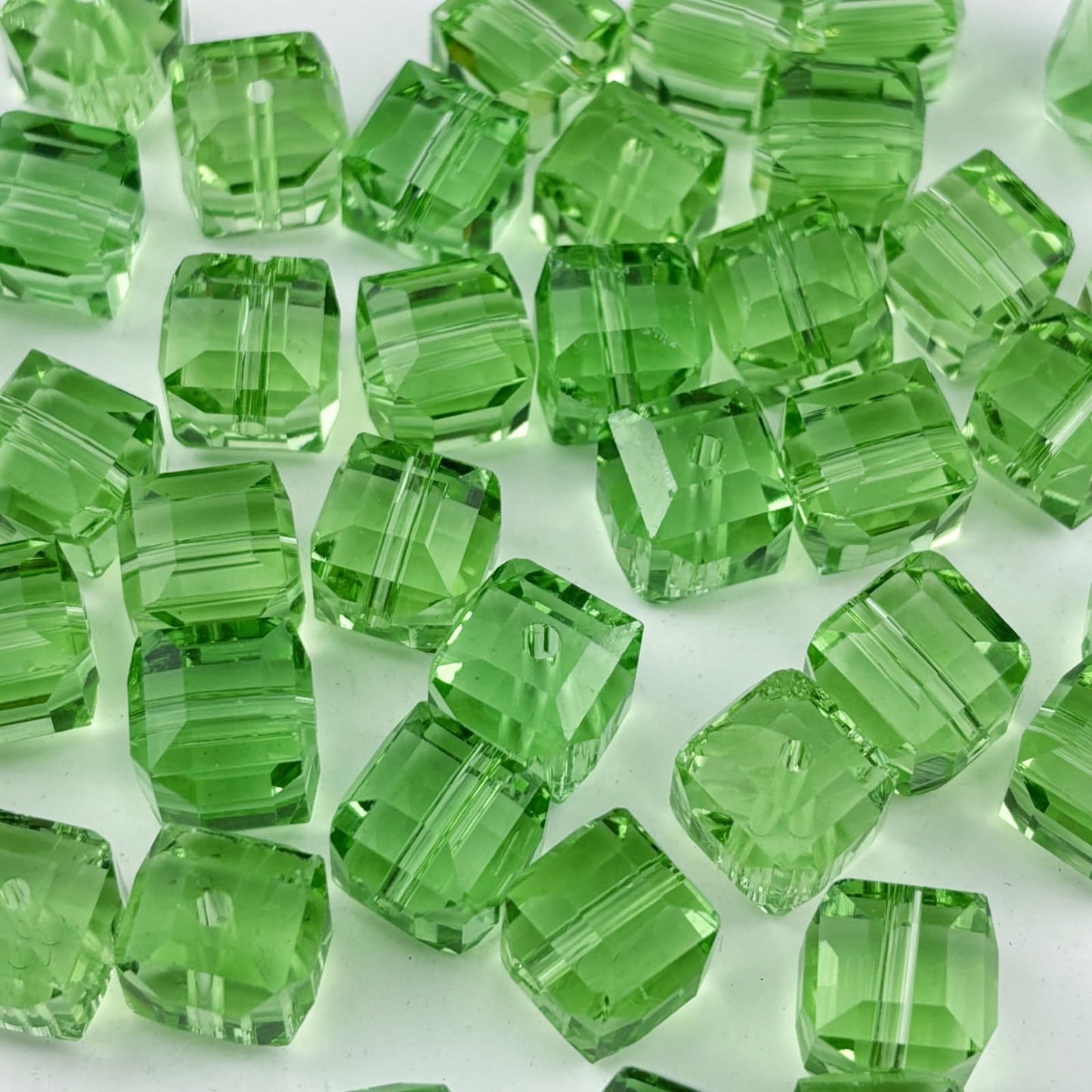 YUEXIGO 100pcs 8mm Cube Crystal Glass Beads for Jewelry Making Faceted Square Crystal Glass Bead Spacer Beads Loose Beads for Bracelet Earring Necklace DIY Craft(Light Green)