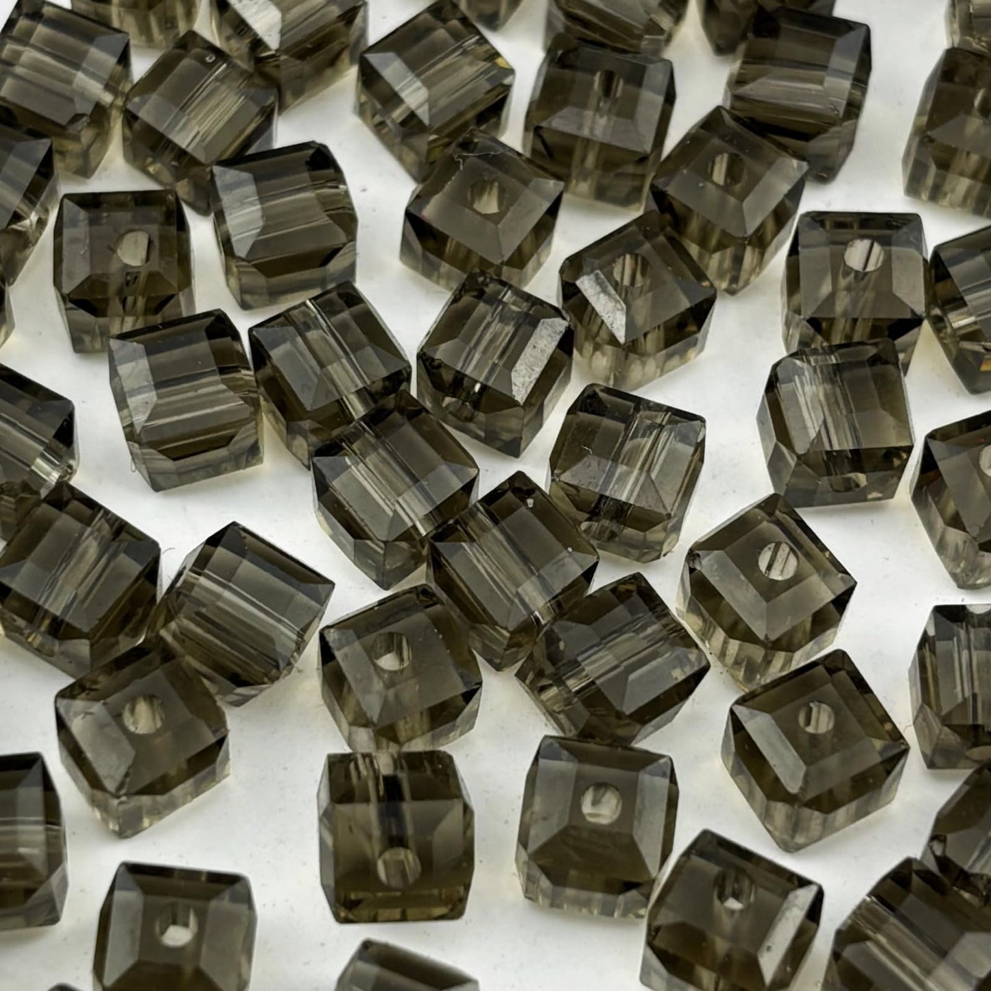YUEXIGO 100pcs 6mm Cube Crystal Glass Beads for Jewelry Making Faceted Square Crystal Glass Bead Spacer Beads Loose Beads for Bracelet Earring Necklace DIY Craft(Gray)