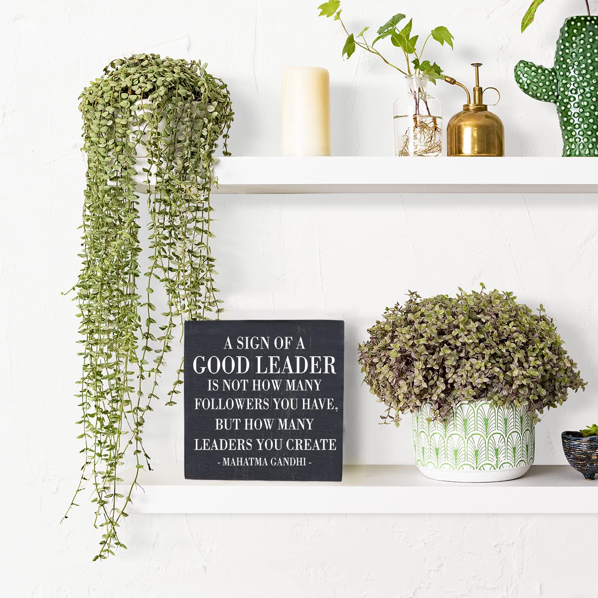 HTBIG A Sign of A Good Leader Desk Decor Sign, Office Decor For Boss Leader Gifts, Rustic Wood Sign for Boss Mentor Home Office Desk Shelf Table Decoration Gift