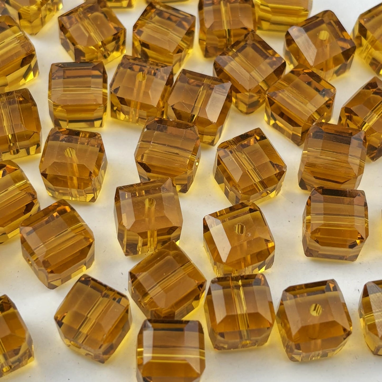 YUEXIGO 200pcs 4mm Cube Crystal Glass Beads for Jewelry Making Faceted Square Crystal Glass Bead Spacer Beads Loose Beads for Bracelet Earring Necklace DIY Craft(Amber)