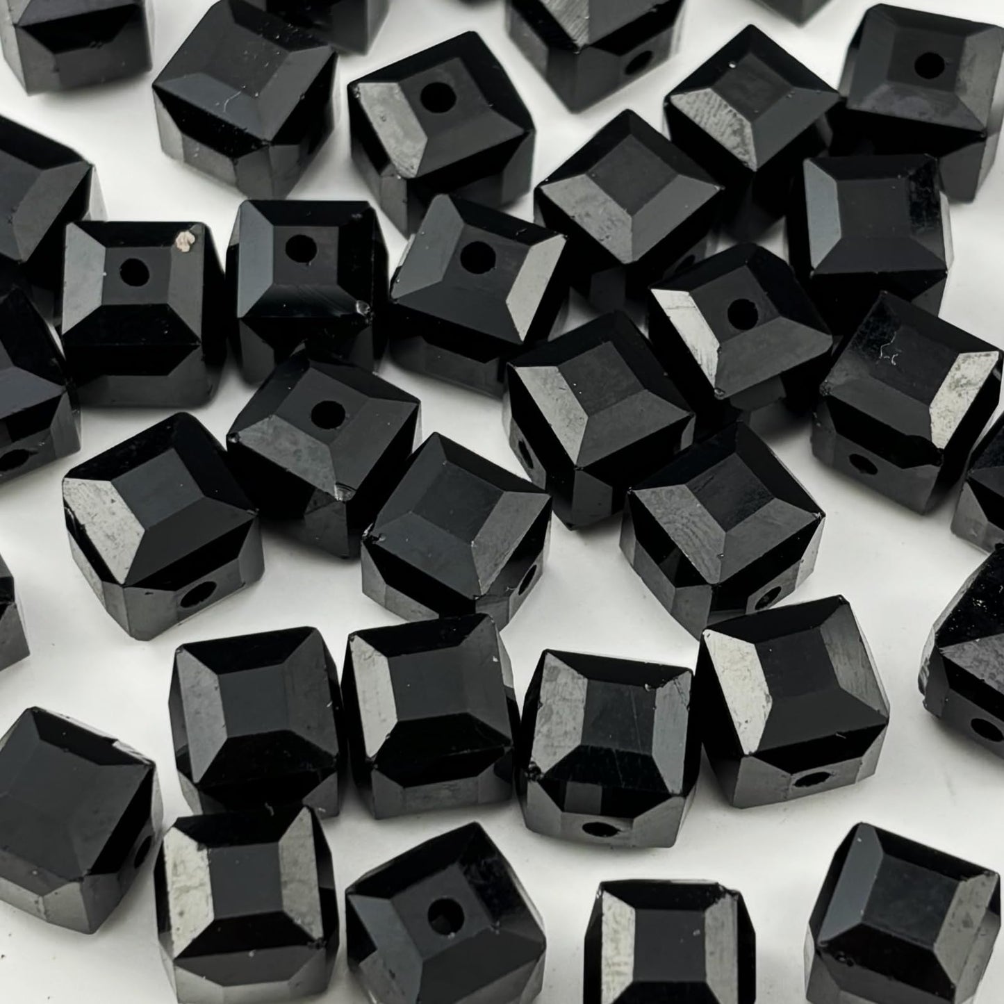 YUEXIGO 100pcs 8mm Cube Crystal Glass Beads for Jewelry Making Faceted Square Crystal Glass Bead Spacer Beads Loose Beads for Bracelet Earring Necklace DIY Craft(Black)