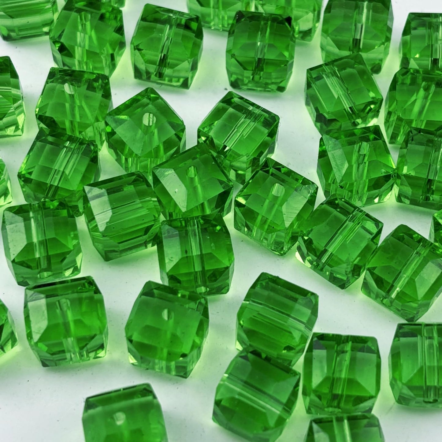 YUEXIGO 100pcs 8mm Cube Crystal Glass Beads for Jewelry Making Faceted Square Crystal Glass Bead Spacer Beads Loose Beads for Bracelet Earring Necklace DIY Craft(Grass Green)