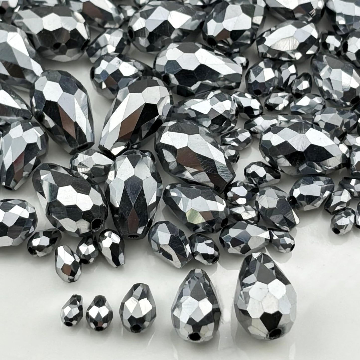 Xinhongo 340pcs Teardrop Crystal Glass Beads 3x5mm 4x6mm 6x8mm 8x12mm 10x15mm Vertical Hole Faceted Glass Spacer Beads for Necklace Bracelet Earrings DIY Jewelry Crafts(Silver)