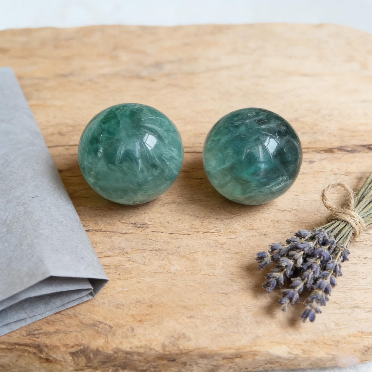 Aiercrystal Natural Stone Crystal Sphere Feng Shui Home Decoration Ball Positive Energy Scrying Orb for Meditation Tool for Spiritual Space Purification Globe Diameter 4-5cm Green Fluorite Sphere