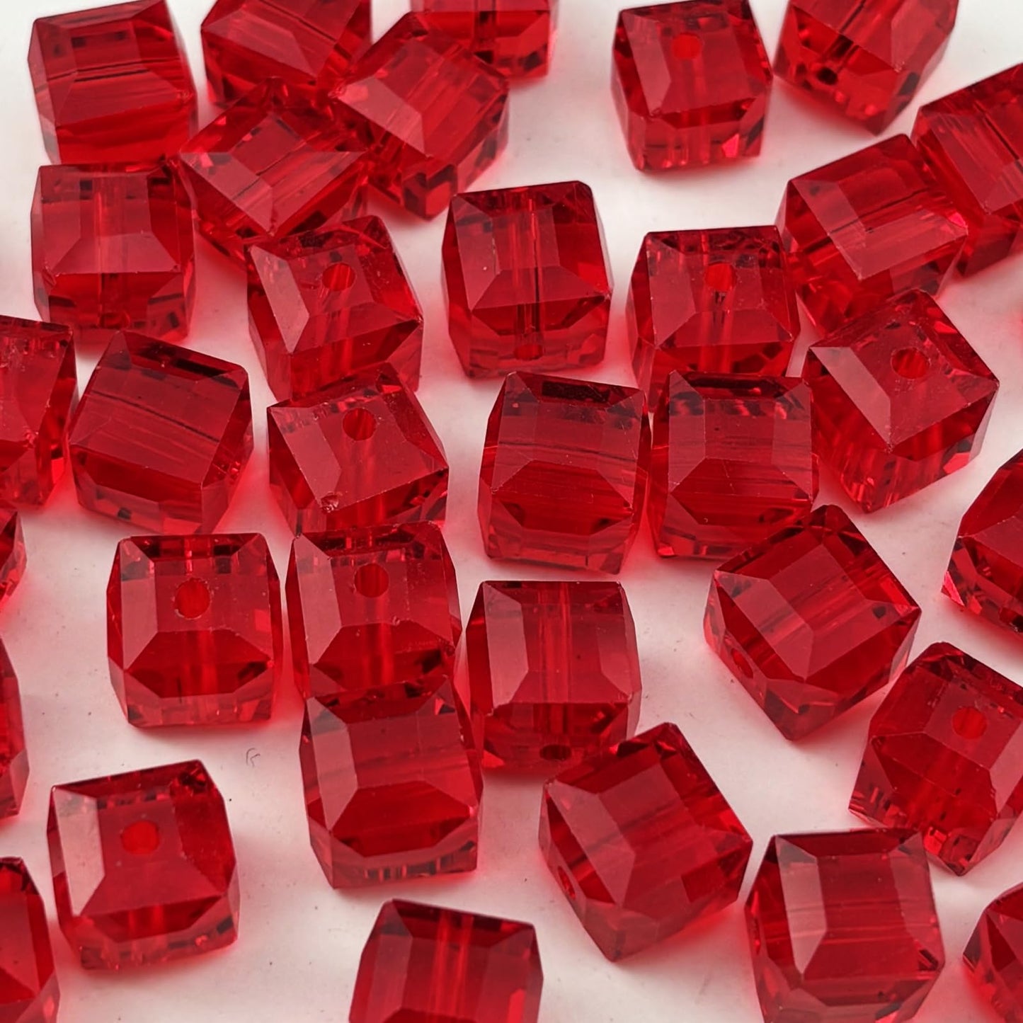 YUEXIGO 200pcs 4mm Cube Crystal Glass Beads for Jewelry Making Faceted Square Crystal Glass Bead Spacer Beads Loose Beads for Bracelet Earring Necklace DIY Craft(Red)
