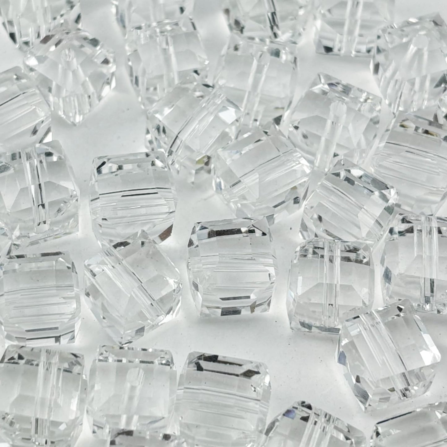 YUEXIGO 200pcs 4mm Cube Crystal Glass Beads for Jewelry Making Faceted Square Crystal Glass Bead Spacer Beads Loose Beads for Bracelet Earring Necklace DIY Craft(Transparent)