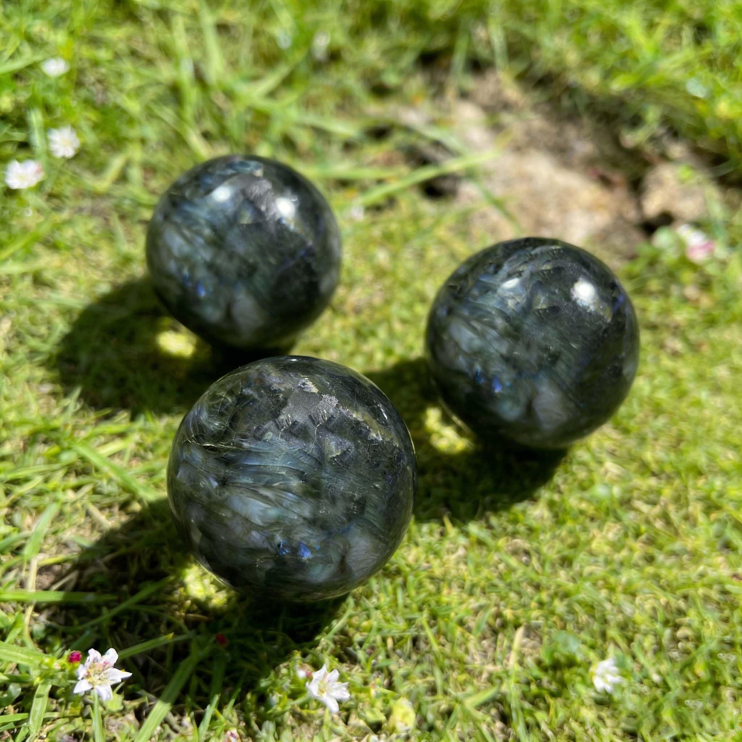AierCrystal Natural Stone Crystal Sphere Feng Shui Home Decoration Ball Positive Energy Scrying Orb for Meditation Tool for Spiritual Space Purification Globe Diameter 4-5cm Labradorite Sphere