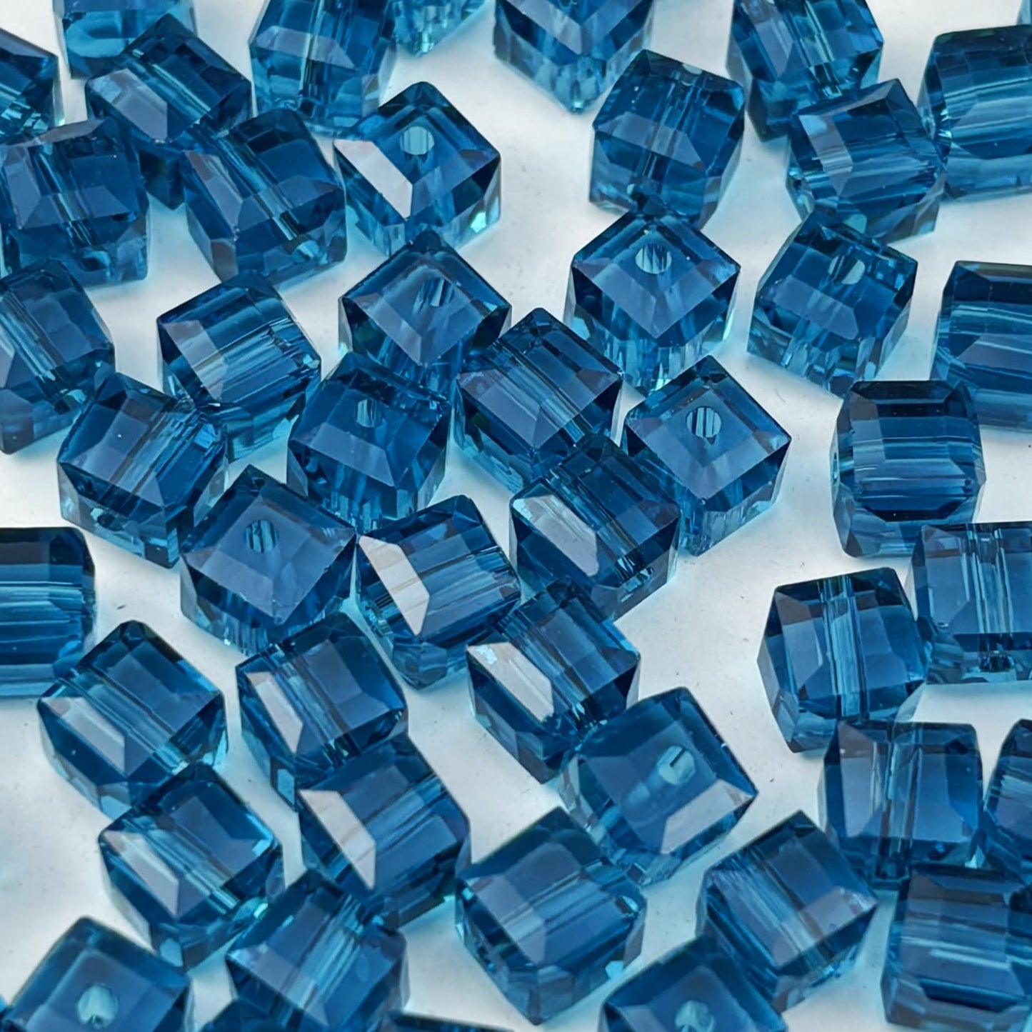 YUEXIGO 200pcs 4mm Cube Crystal Glass Beads for Jewelry Making Faceted Square Crystal Glass Bead Spacer Beads Loose Beads for Bracelet Earring Necklace DIY Craft(Peacock Blue)