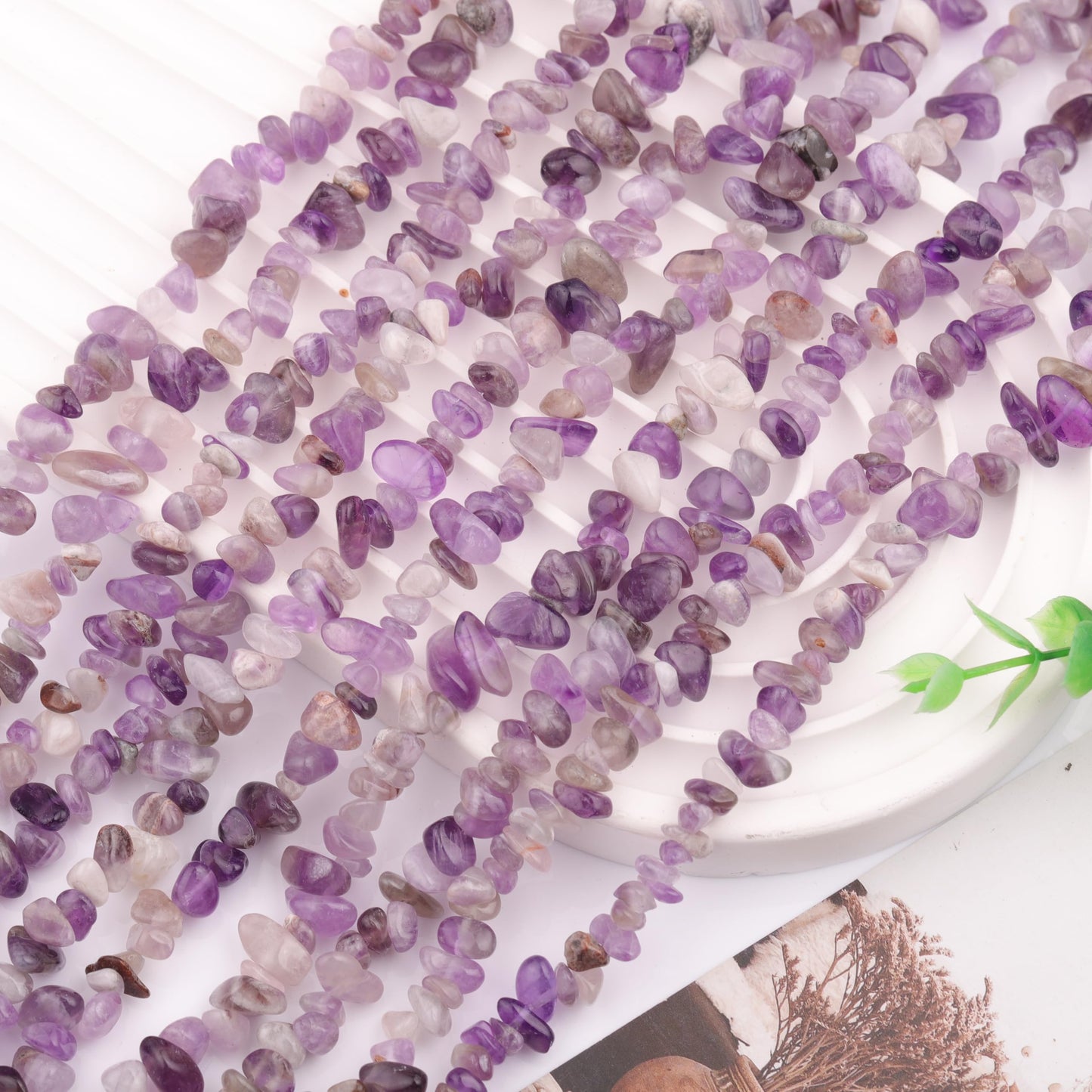 200pcs Natural Irregular Chip Stone Beads 5-8mm Pre-Drilled 30-inch Strand Semi-Precious Healing Crystal Beads for DIY Jewelry Making Bracelet Chakra Crafts Amethyst