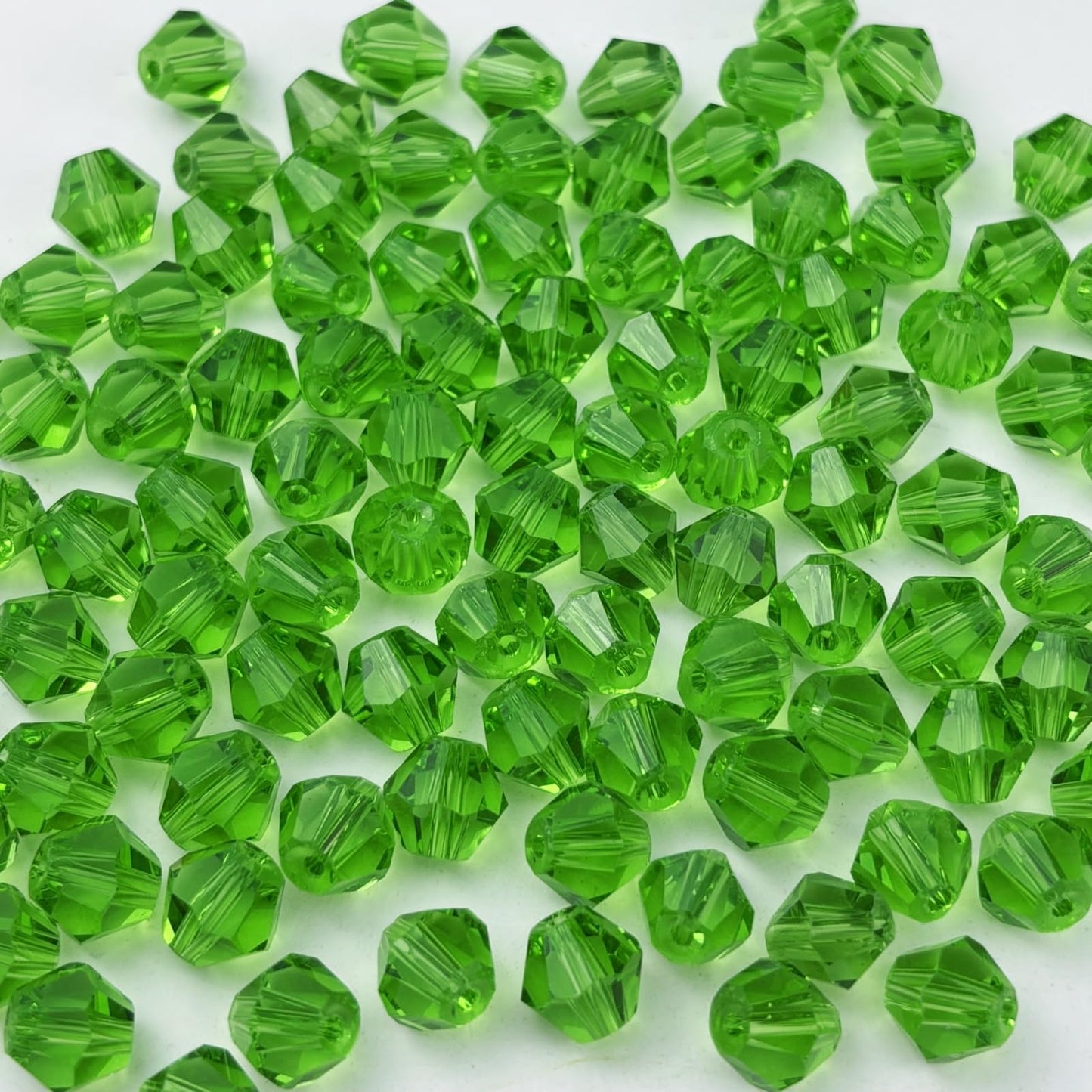 YUEXIGO 200pcs 6mm Bicone Glass Crystal Beads for Jewelry Making, Faceted Bicone Glass Spacer Beads for Bracelet Earring Necklace DIY Craft(Grass Green)